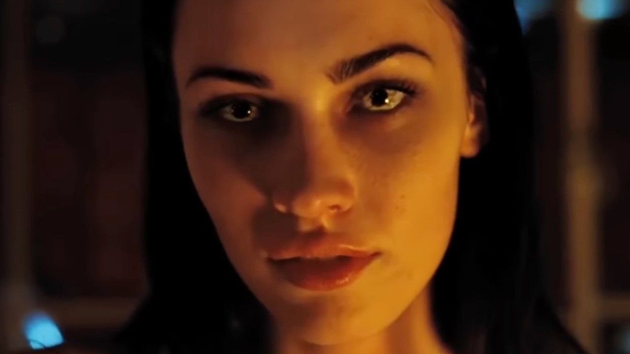 ミーガン・フォックス、ジェニファーに血まみれの肌色のコルセットを着けさせた