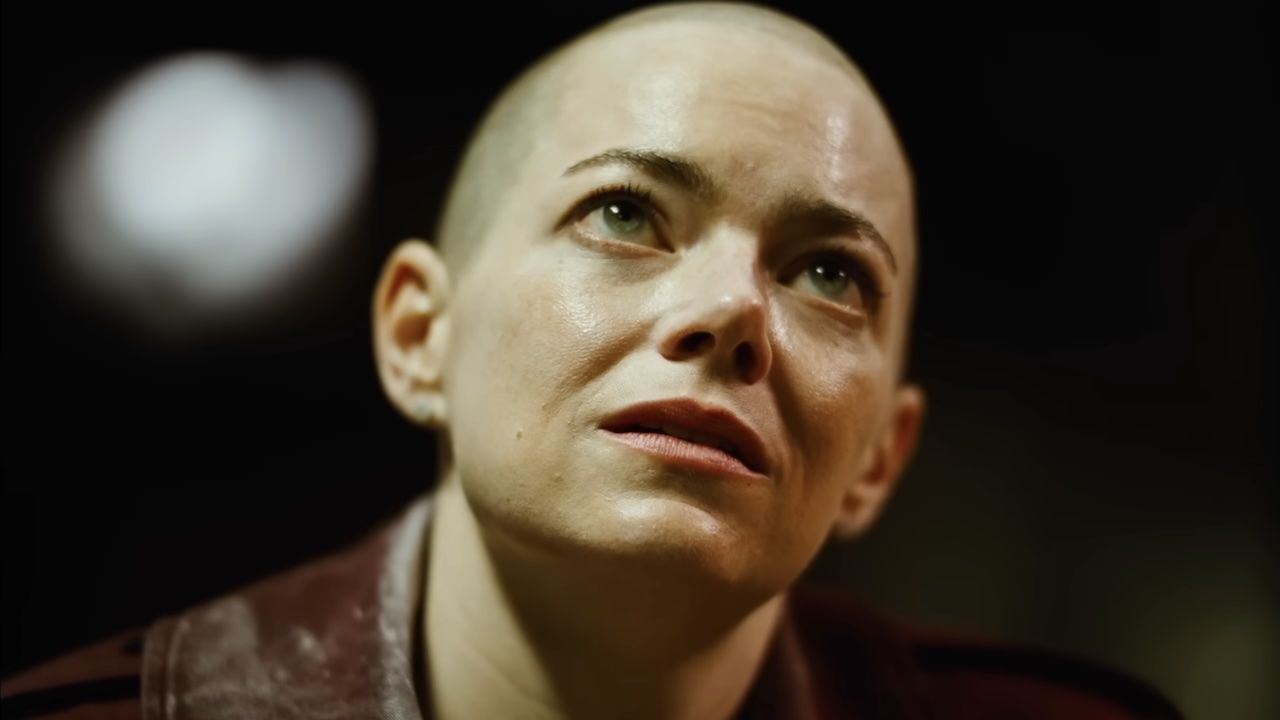 ブゴニアでエマ・ストーンがどのようにして自分はハゲではないと皆を騙したのか