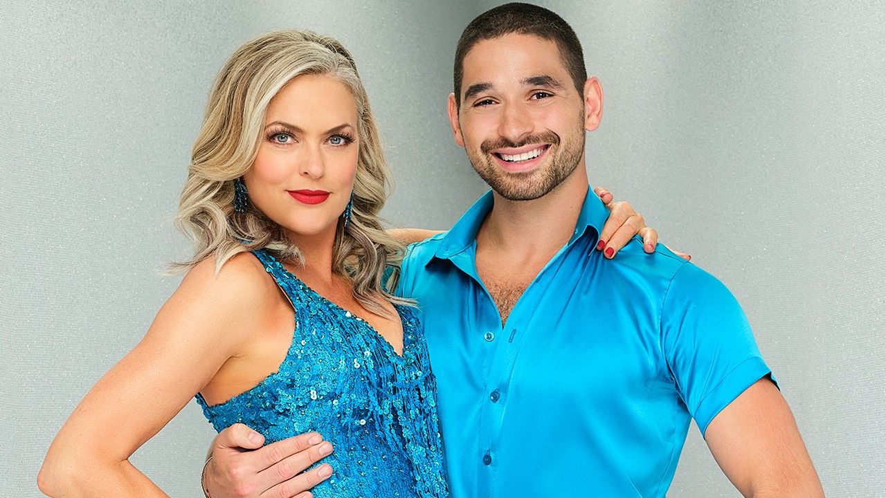 エレイン・ヘンドリックスが恐ろしい怪我により『ダンス・ウィズ・ザ・スターズ』のエピソードを欠席した後、彼女は健康状態の最新情報を共有した