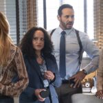 可能性の高いシーズン2が何か月も放送されないと知り、ファンは非常に不満