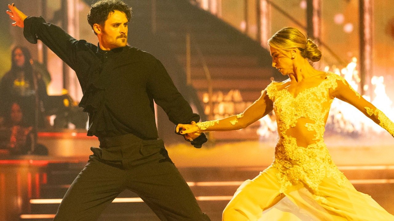 ディラン・エフロンがファンに新しいダンスを習う1日目から7日目までがどのようなものか見せ、星たちと一緒に踊る聖煙でファンは乗り越えられる