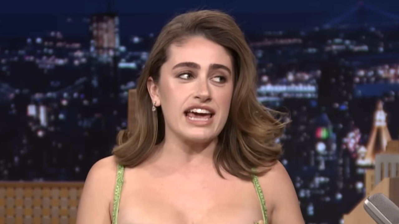 レイチェル・セノット、90年代のジェニファー・アニストンをイッティ・ビティでチャネリング、ピクチャー・パーフェクト・グリーンのミニドレス