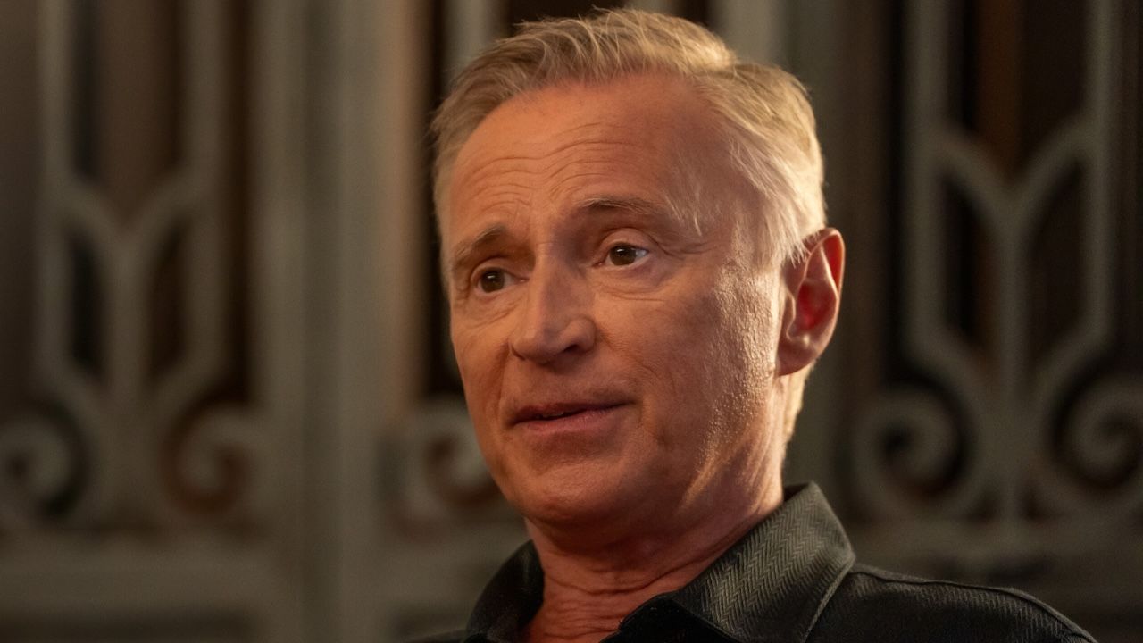 ワトソンがファン理論の誤りをこっそり暴いた後、シャーロックが殺されているかどうかについてのロバート・カーライルのコメントがフラッシュバックしている