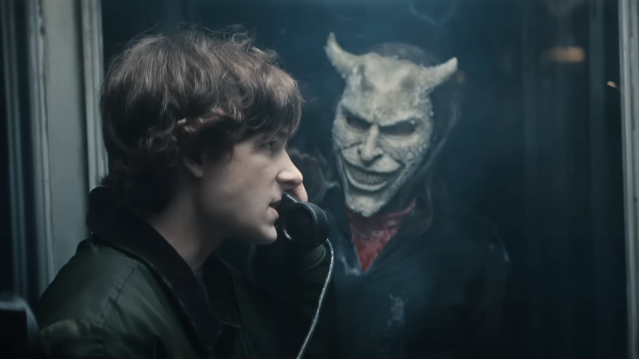 メイソン・テムズ、プロデューサーが母親に「大丈夫？」と尋ねるほど強烈だった『黒電話2』の撮影を回想