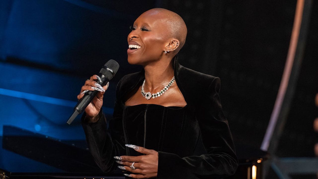 シンシア・エリヴォが、ファンが自分のなくした帽子を見つけてバイラル・ミームにつながったという信じられない話を語った