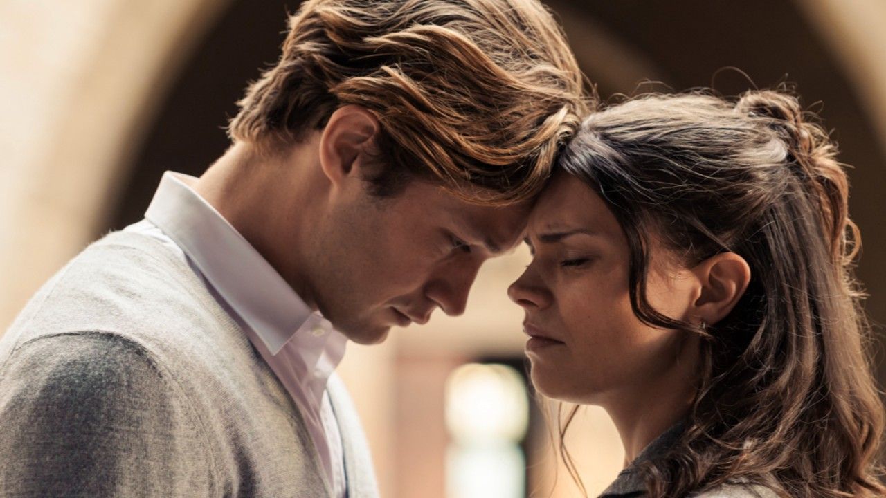 マックストン・ホールのスターたちがセックスシーンの撮影がいかに簡単になったかを説明