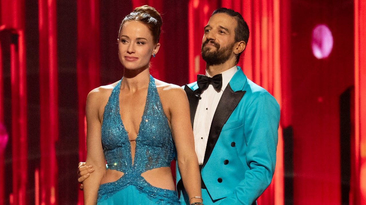 ホイットニー・リービットは、dwtsパートナーのマーク・バラスがインターネット嫌悪者と初めて取引したのを目撃した後、f爆弾を投下することを躊躇しなかった