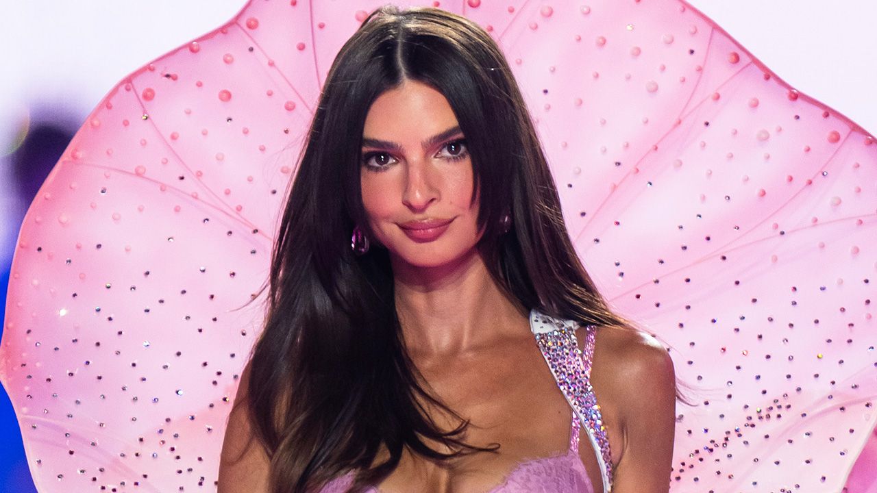 感謝祭は終わり、エミリー・ラタコウスキーはすでにホリデーに向けて赤いランジェリーで素敵でエッチな気分になっています