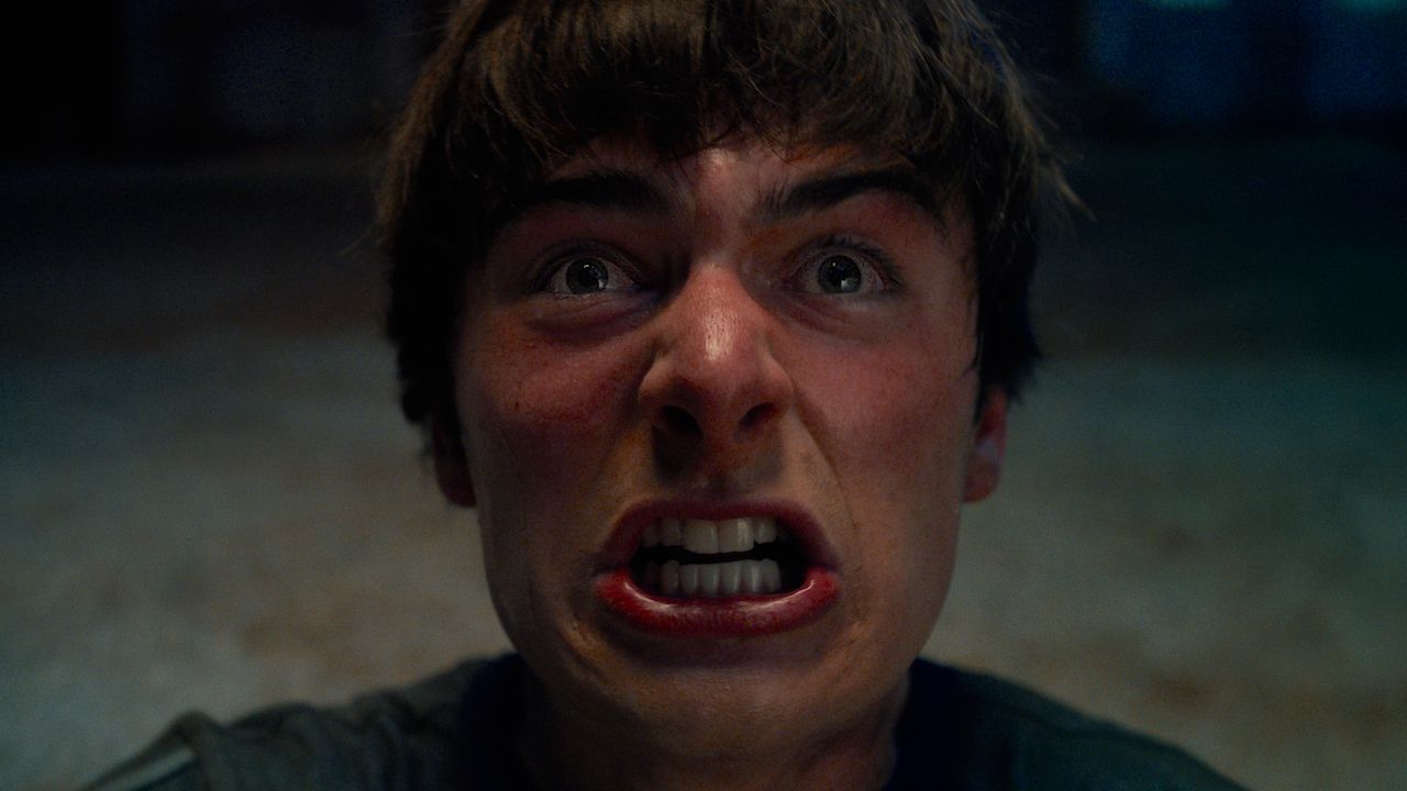 『ストレンジャー・シングス-未知の世界』シーズン5のポスターは重大なネタバレを与えていましたか?ノア・シュナップはそれを「意図的」とだけ言った