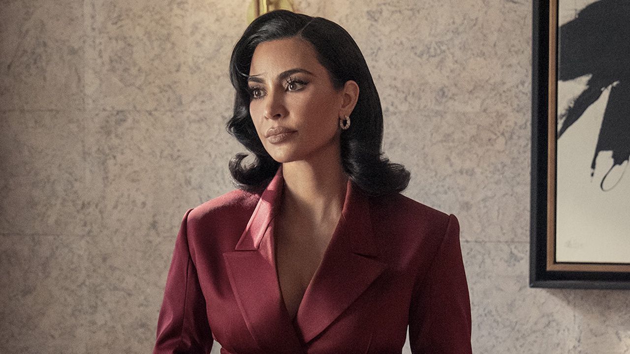 キム・カーダシアン、クリスマスツリーの「玄関」を披露、ファンも同じコメントをやめられない