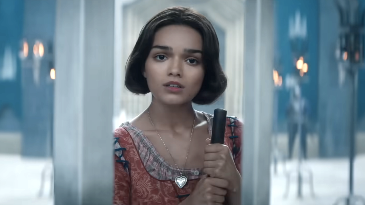 レイチェル・ゼグラーはまさに冬にぴったりのリトル・ブラック・ドレスを着ていました