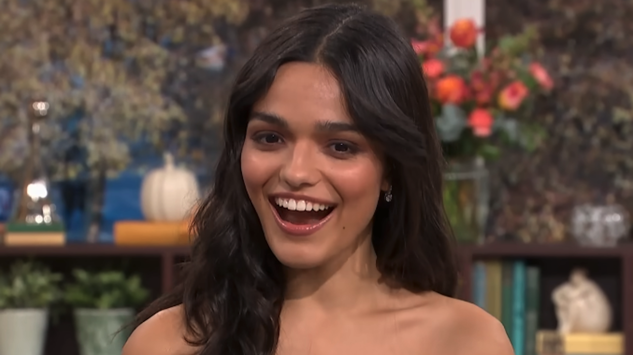 動いてください、白雪姫!レイチェル・ゼグラーは見事な薄手のドレスを着てギリシャの女神のようだ