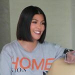 「彼女はもう衣装を着ないのかと思っていました。」コートニー・カーダシアンがサンタの衣装を着てターゲットに向かって着飾った後、ファンは荒らし行為を気にしていない