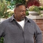 『ザ・ネイバーフッド』のクリスマス最終回に続き、セドリック・ジ・エンターテイナーがアンソニー・アンダーソン（そしてケーキ）とともに大きなマイルストーンを誇示している