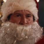 「もっとクリスマス映画は血まみれの嘔吐から始まるべきだ。」-『サイレント・ナイト』『デッドリー・ナイト』のリメイク版が批評家に「陽気で血まみれ」の楽しい時間を披露