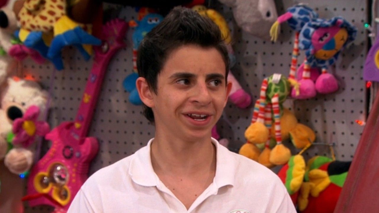 『フォールアウト』のモイセス・アリアスは、ハンナ・モンタナとして知られていると知る。彼はどのようにして大人になってハリウッドに進出したのか