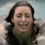 キム・カーダシアン、2週間以内にダイヤモンドのイヤリングを海に落としたことにうなずき、その他2つの象徴的な瞬間