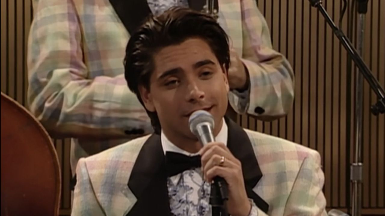 ジョン・ステイモスの息子がフルハウスで彼を異常な方法で荒らしている