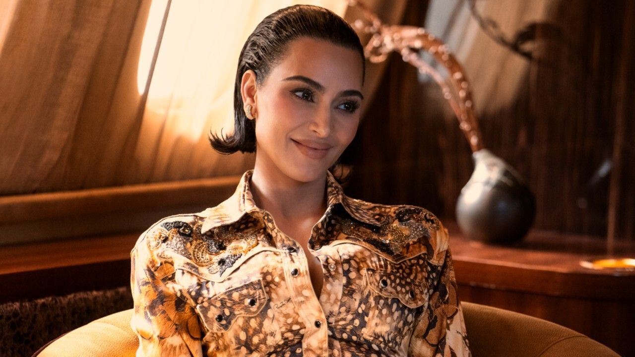 キム・カーダシアンが33分間の飛行にプライベート飛行機を使用したとの疑惑を受け、プライベートジェット論争が再び盛り上がっている