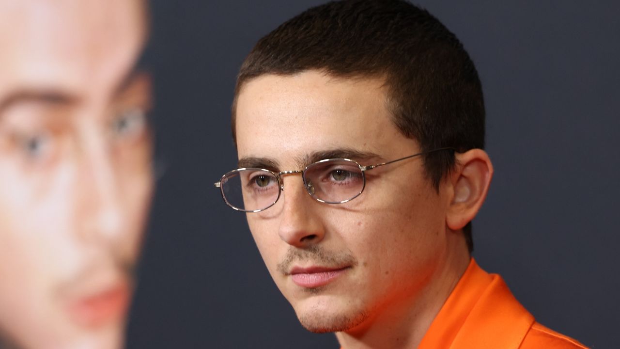 ティモシー・シャラメ、今度は母親と一緒にマーティ・シュプリームのレッドカーペットでオレンジを愛らしくロック