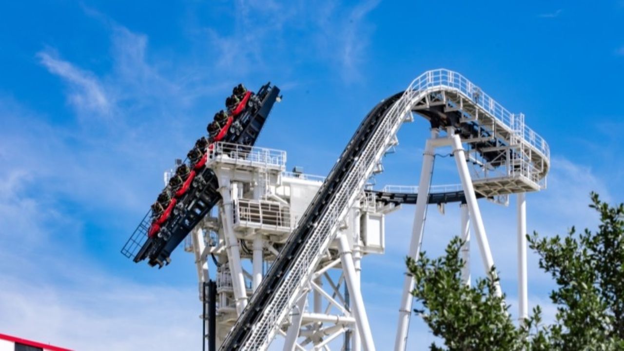 一部のライダーは高さ-130-フィートのジェットコースターの頂上で立ち往生し、