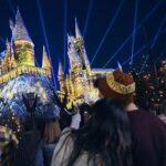 エピック・ユニバースがホリデーシーズンに合わせて「男根」ハリー・ポッターのクリスマス装飾を修正したようです、皆さん