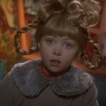 25年後、テイラー・モムセンがグリンチの衣装に戻って感動的に取り組む様子をご覧ください