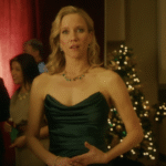 シカゴ・メッドのスター、ジェシー・シュラム、クリスマス映画の目玉としてスクラブから「現実の人々の服」に切り替えたと語る