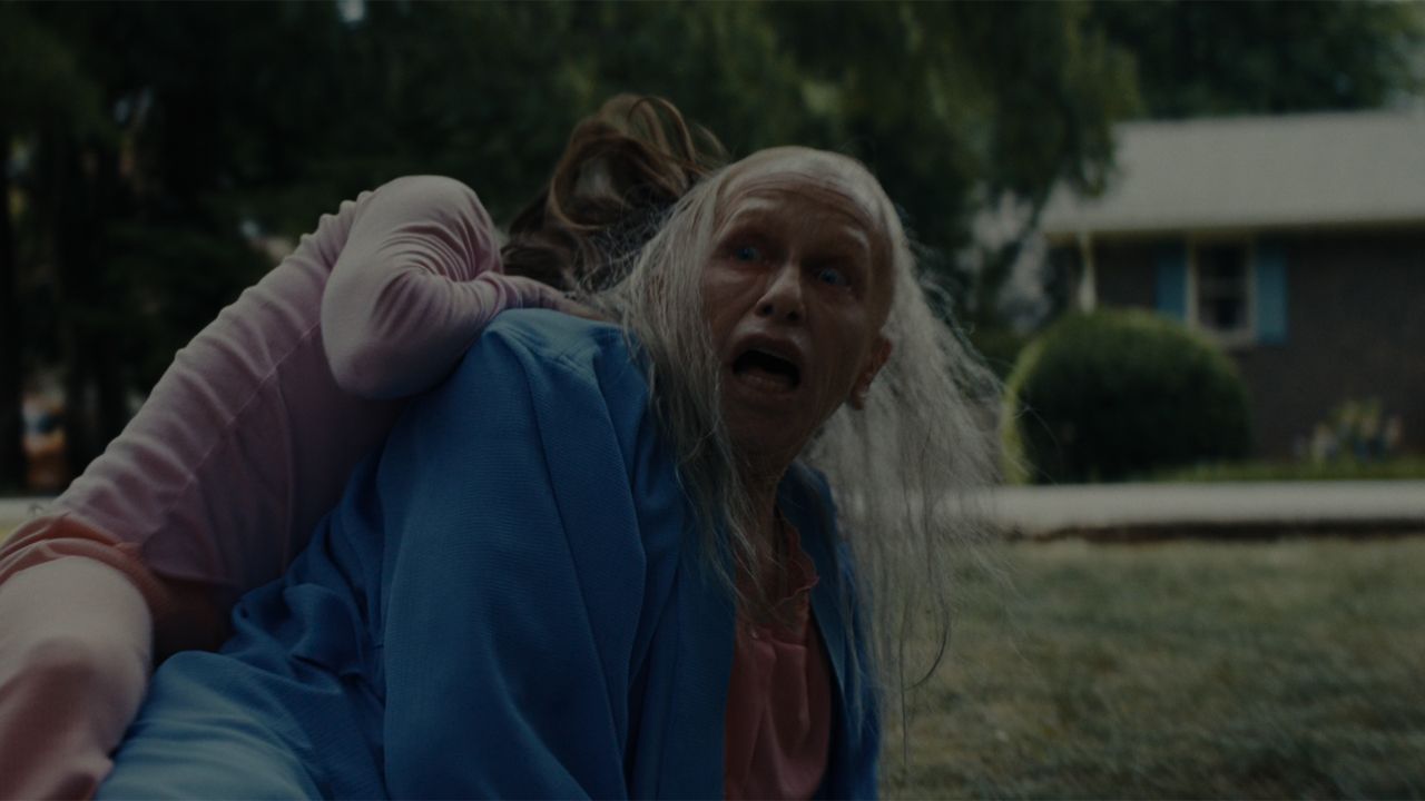 『ウェポンズ』のグラディスおばさん女優が許可されていたスタントを明かし、プロデューサーたちが「緊張」した理由がわかる