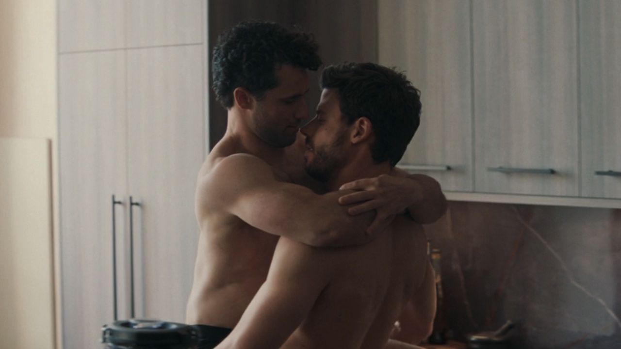 「私たちはエッチな番組を作っています」:-熱狂的なライバルのクリエイターがすべてのセックスシーンについて真実を語る-(そしてキップとスコットがカットされたという噂に対処する)