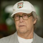 チェビー・チェイスが心臓疾患により2021年の一部を昏睡状態で過ごしたと明かし、snl50欠場は一変