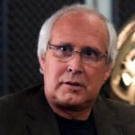 チェビー・チェイスのドキュメンタリー監督、コミュニティの人々にインタビューを受けるよう説得するのがいかに困難だったかを明かす「私だったらめちゃくちゃだったでしょう」