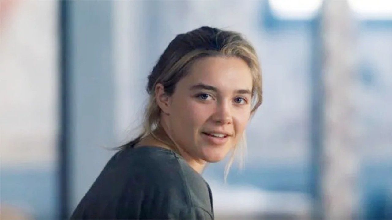 フローレンス・ピュー、これまで見た中で最もふわふわしたピンクの帽子をかぶり、30歳の誕生日を祝った