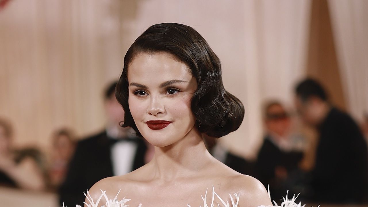 セレーナ・ゴメス、ゴールデン・グローブ賞でベニー・ブランコとフェザー・ガウンを披露（そしてそれ