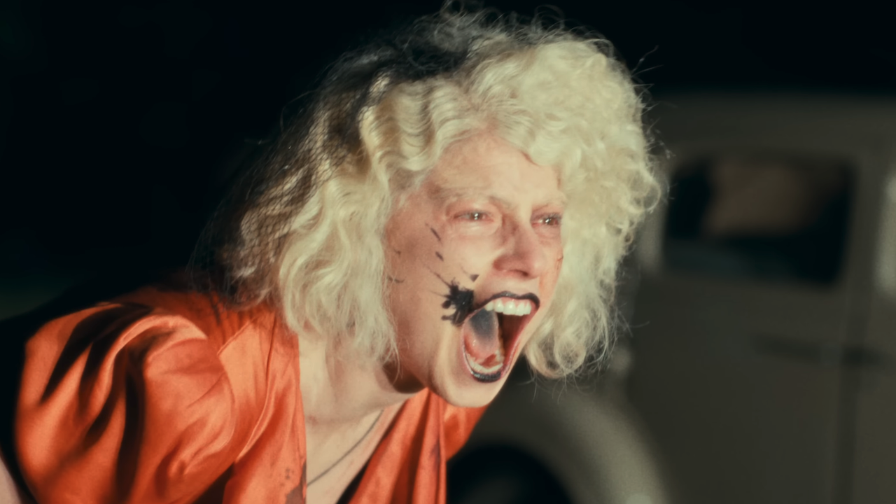 『ザ・ブライド』の新しい予告編が公開される中、マギー・ギレンホール監督が、タイトルキャラクターの顔についたワイルドな汚れのインスピレーションとなったものを明かす