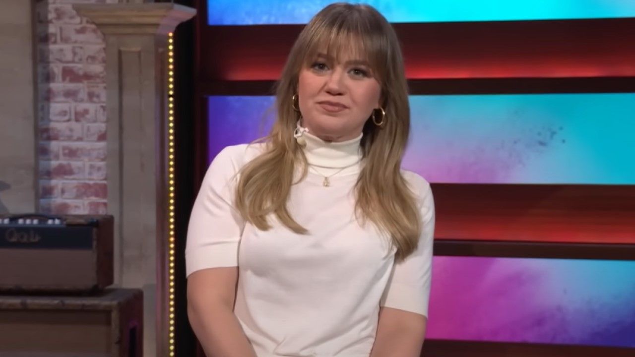 噂が飛び交う中、関係者らはケリー・クラークソンがテレビに残る唯一の方法について主張している