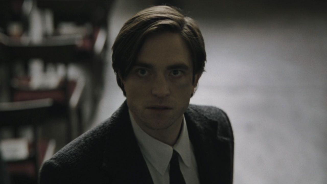 ロバート・パティンソン、撮影現場でバットマンのカウルをかぶって音楽に夢中（そしてできるだけ早く映像が必要だ）