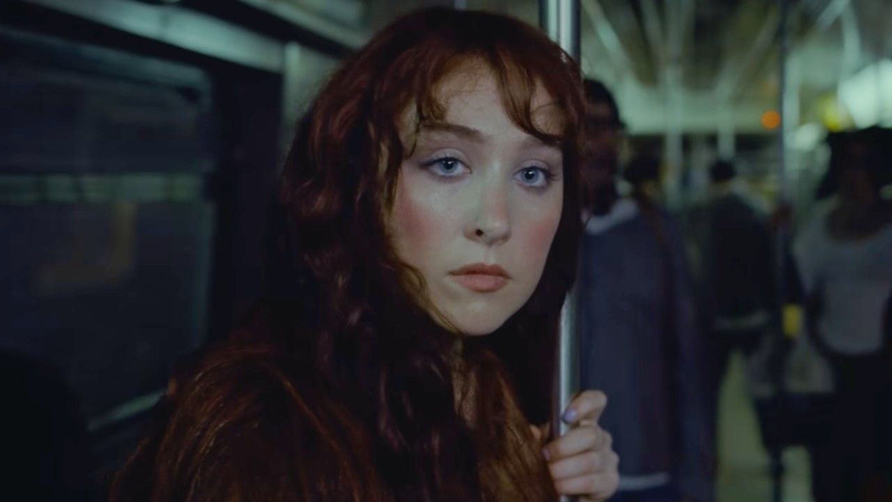 「クスクス笑っている」：チャペル・ローン、グラミー賞のドレスに対する反発に反応