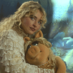 サブリナ・カーペンターとミス・ピギー、マペットショーの後もネット上でa+の確執が続く