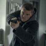 『ナイト・エージェント』のショーランナーはシーズン3のエピソードを何も書かなかったが、彼の2つの理由は非常に理にかなっている