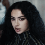 チャーリー-xcx-のワイルドなサウンドのホラー映画が-dc-スターなどを獲得