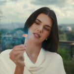 ケンダル・ジェンナーの「カーダシアンの呪い」広告がドロップされる中、カイリーとキム・カーダシアン姉妹はアクションに参加する方法を見つけた