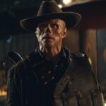 ウォルトン・ゴギンズは『フォールアウト』の撮影中、どれくらい長くポールに張り付いていたか「残忍だった」と語った