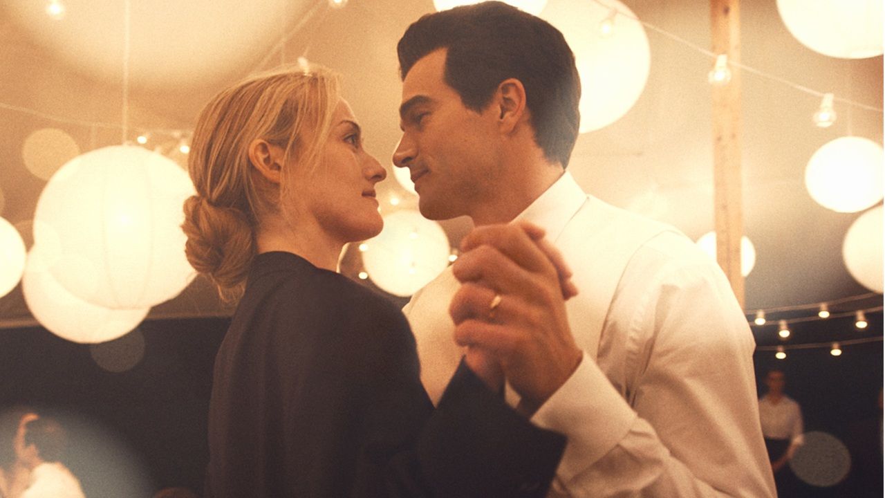 ラブストーリーをオンラインで視聴し、どこからでもライアン-マーフィーの新しいアンソロジー-シリーズの全エピソードをストリーミングする方法