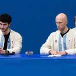 複数の国からのオリンピックスケーターの振付師がキットを素早く交換する様子が示され、ファンは