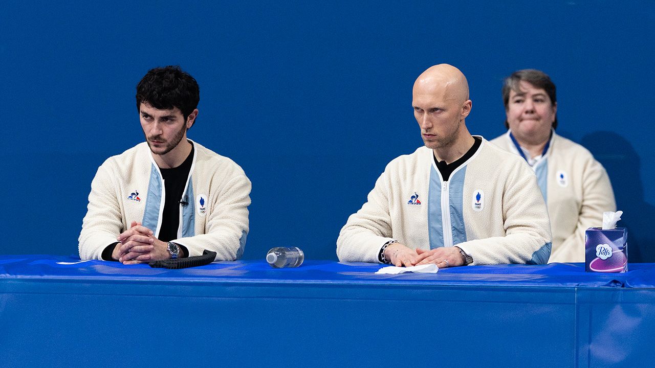 複数の国からのオリンピックスケーターの振付師がキットを素早く交換する様子が示され、ファンは