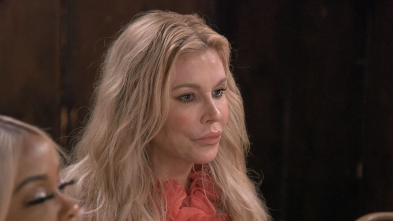 ブランディ・グランヴィルの胸部インプラントが彼女の長年にわたる顔面寄生虫の謎にどのようにつながったのか