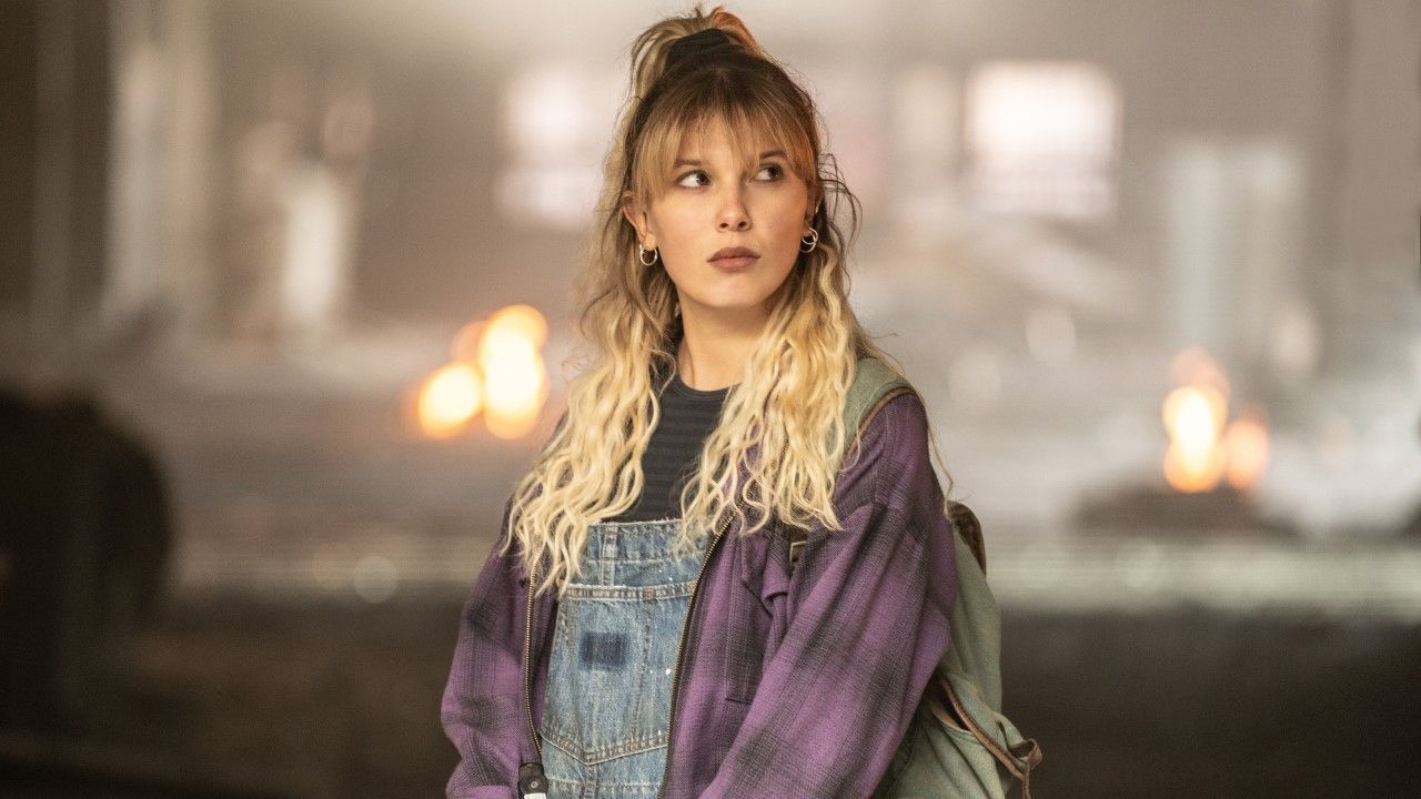 ミリー・ボビー・ブラウン、22歳になった後もキュートなビーチ投稿をシェアしたが、「大人にならなければいけない」ことに未だにショック