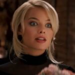 家族のために『ウルフ・オブ・ウォールストリート』を上映したマーゴット・ロビーの話に身がすくんでいる：「私は全裸だ」