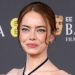 エマ・ストーンの胸郭が露出したホルターネックドレスは、baftaの全員を完全に上回りました